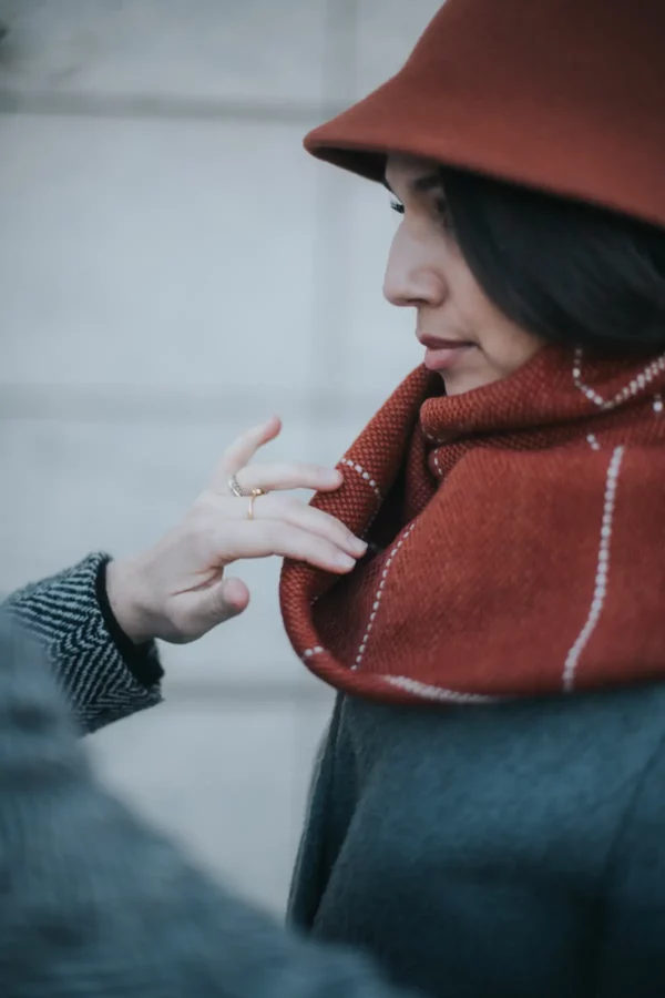 efelidi-cappello-bucket-ruggine-dettaglio Stola Robbia
