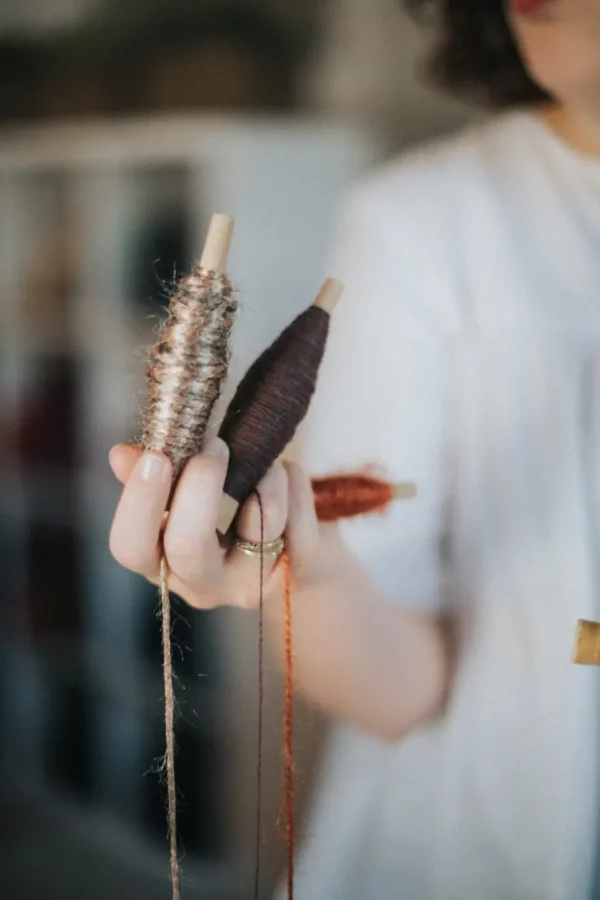 efelidi-tre-fili particolare rocchetti del telaio utilizzati per la tessitura manuale