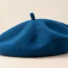 Berretto blu in studio minimalista basco Cromia color petrolio