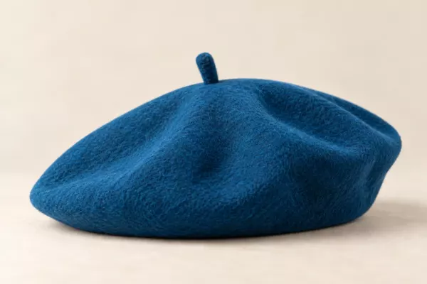 Berretto blu in studio minimalista basco Cromia color petrolio