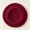 Berretto francese color bordeaux su fondo crema basco Cromia color bordeax