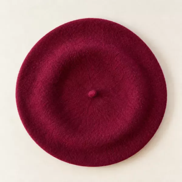 Berretto francese color bordeaux su fondo crema basco Cromia color bordeax