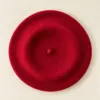 Berretto rosso su sfondo crema basco Cromia color rosso