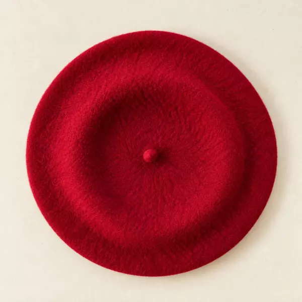 Berretto rosso su sfondo crema basco Cromia color rosso
