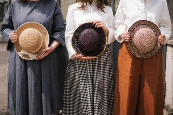 particolari di cappelli in paglia