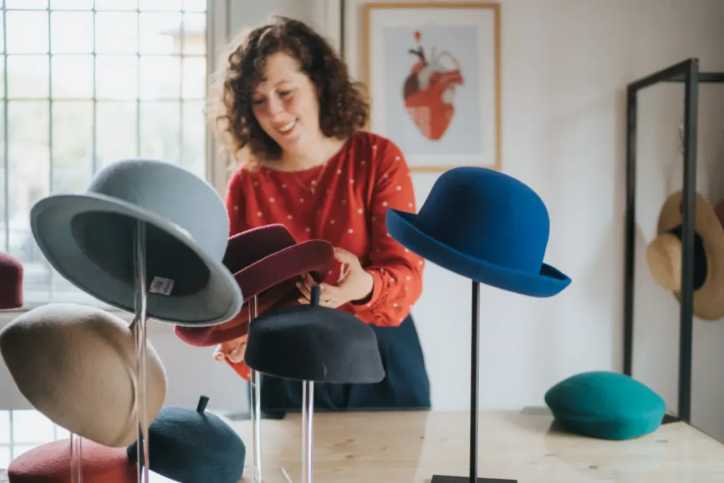 Esposizione di cappelli artigianali in feltro per la cura quotidiana