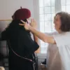 prova del cappello insieme alla cliente