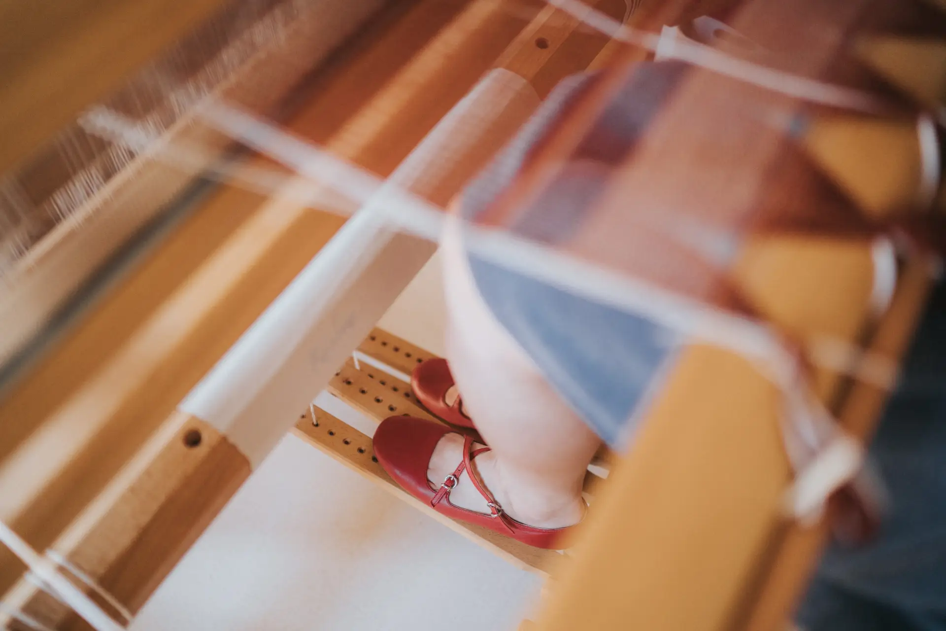 telaio a mano in legno per realizzare le stole in fibre naturali