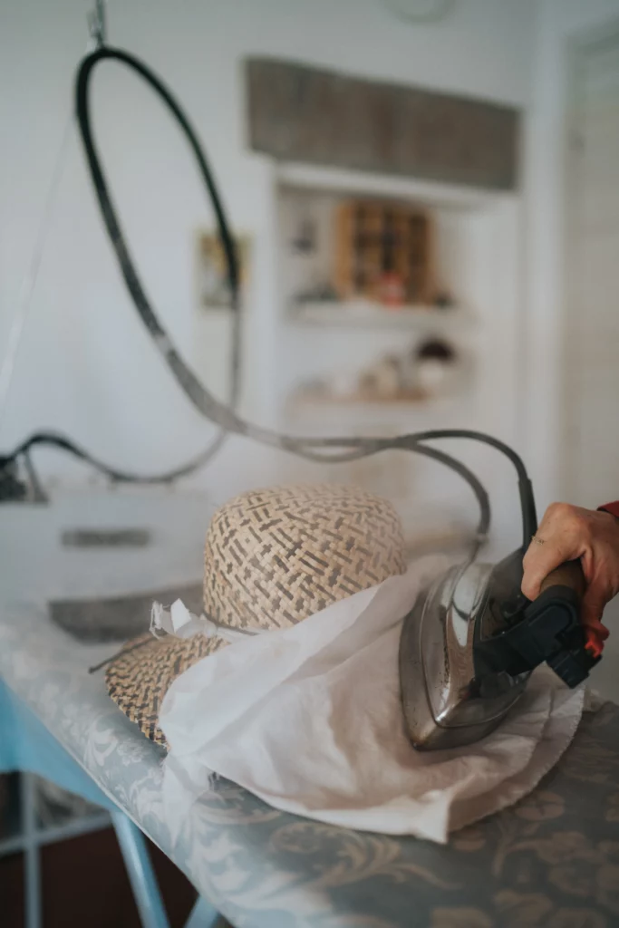 fase di modellazione del cappello in paglia realizzato a mano